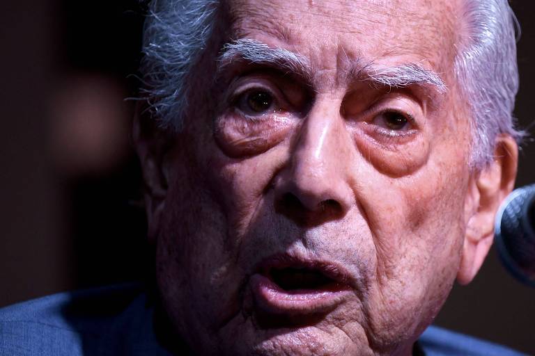 Vargas Llosa vem a Buenos Aires e é abraçado pela direita argentina