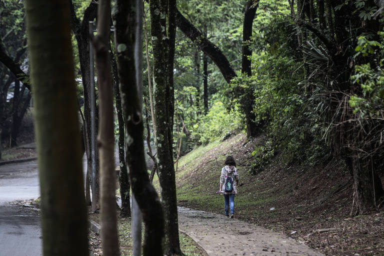 Jovem caminha no campus da USP, na zona oeste de São Paulo. 