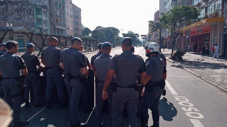 Confronto entre equipe da GCM e usuários na limpeza da cracolândia