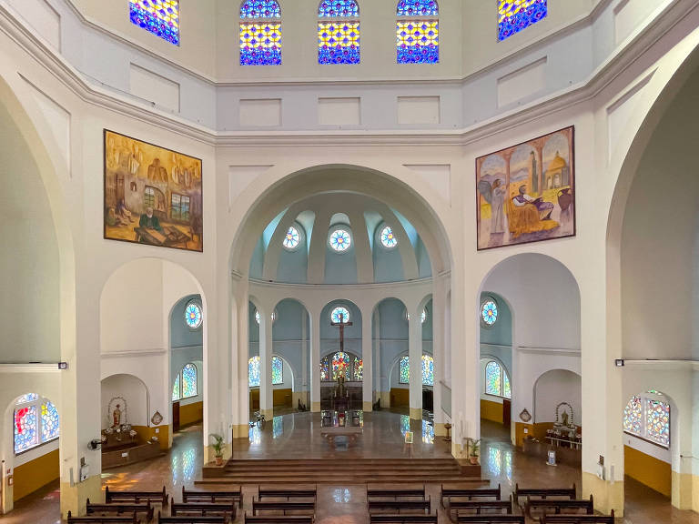interior de igreja, vista dos bancos para fiéis, do altar e da imagem de Cristo e de Santa Isabel Rainha