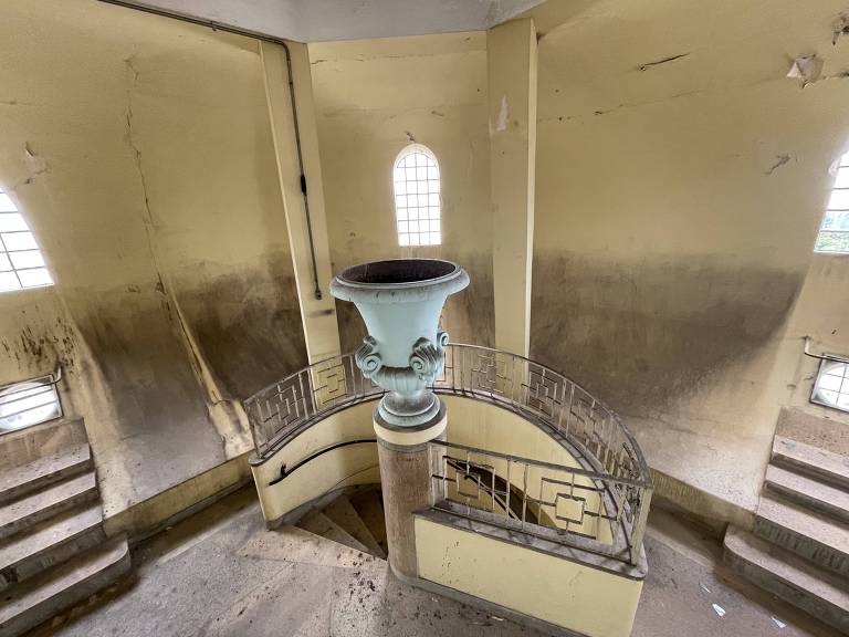 Interior de torre de igreja, em mau estado de conservação