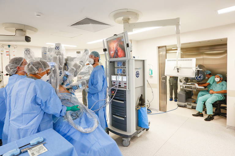 Hospital público recebe robô para cirurgias de alta complexidade