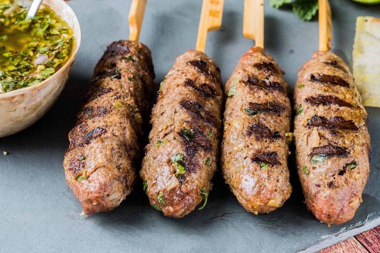 Kafta com chimichurri só precisa de quatro minutos na brasa