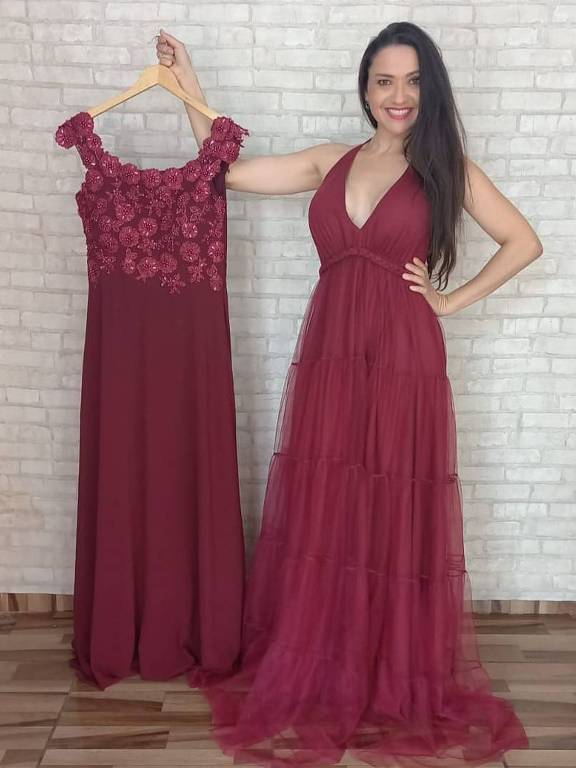 mulher com vestido vinho segura outro vestido vinho, com pedrarias