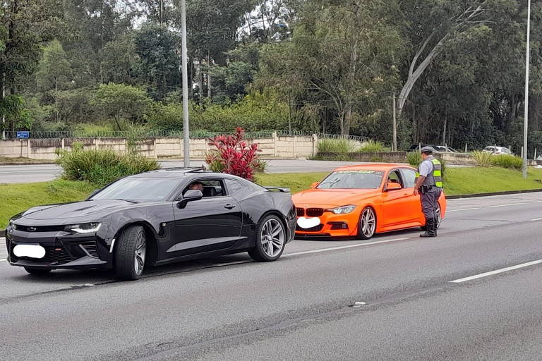 Veja imagens de carros esportivos flagrados em alta velocidade por radar 