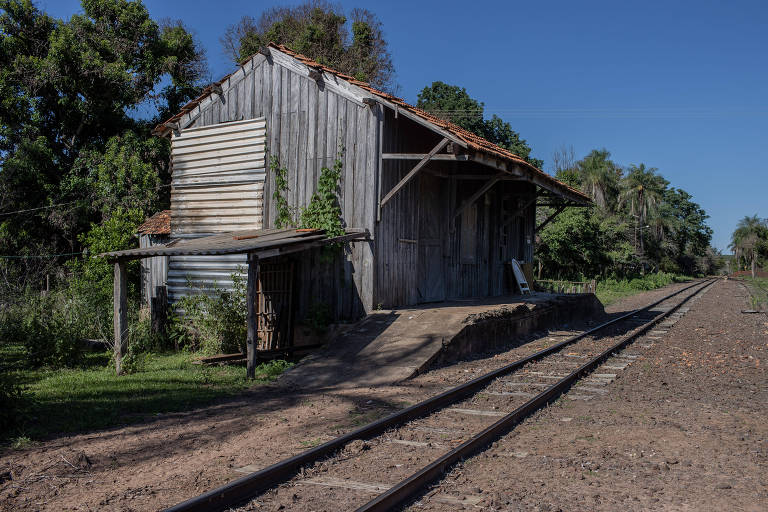 Trem da Morte: estação de madeira abriga vagões abandonados em MS