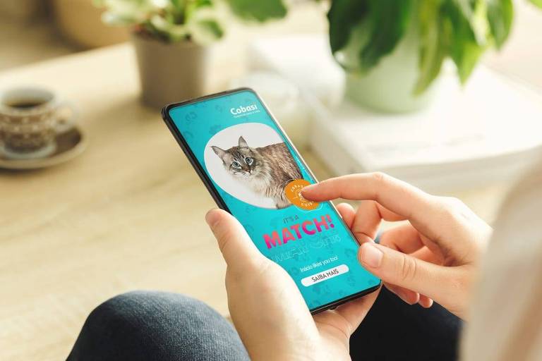 Cobasi incentiva adoção no Tinder com match entre humanos e pets