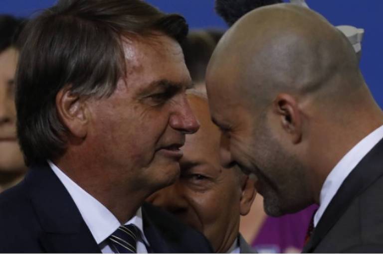 Campanha de Bolsonaro vê Daniel Silveira inelegível, mas deputado insiste em candidatura