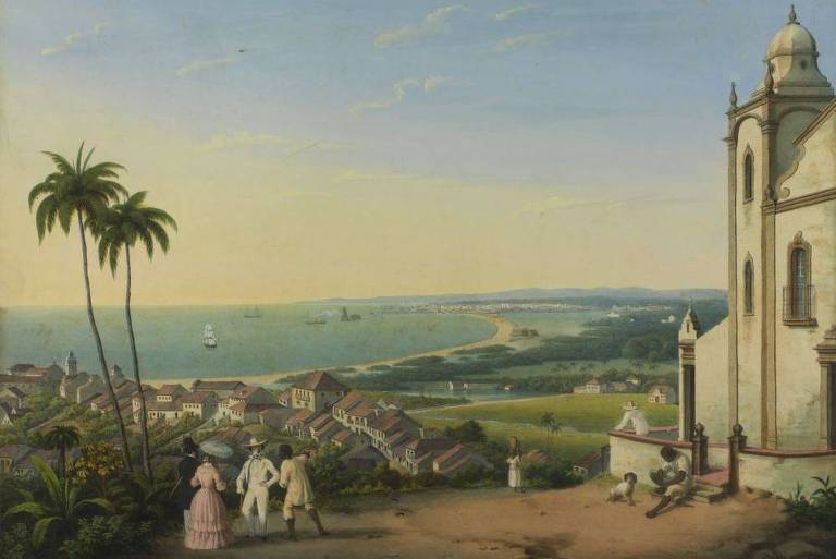 Na imagem, vê-se o panorama colorido de uma cidade histórica, ao fundo, com destaque para o mar. Algumas pessoas estão em destaque em primeiro plano, próximas a uma igreja. São representantes da elite da cidade e alguns homens negros, provavelmente escravizados.