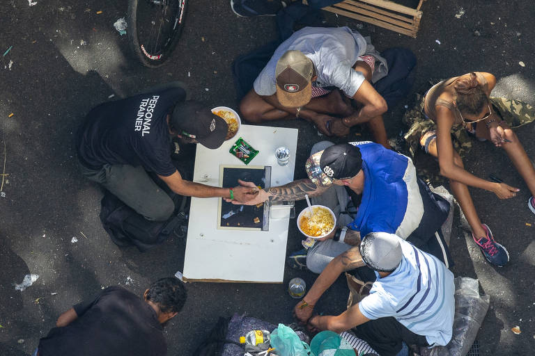 Tráfico de drogas continua na cracolândia após ações policiais