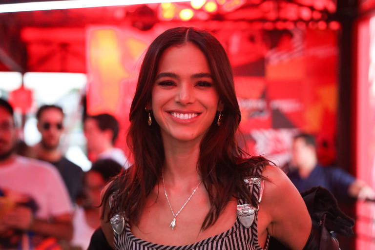 Bruna Marquezine surge com ator de 'Besouro Azul' e fãs torcem por affair