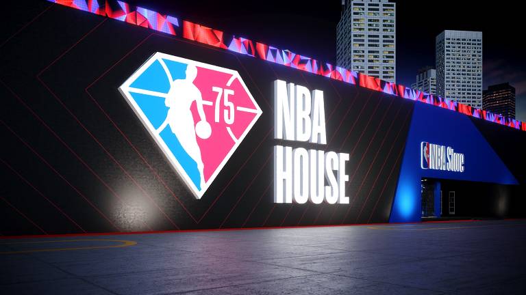 Imagem com o logo da NBA em azul e vermelho em um muro preto. Os dizeres NBA House.