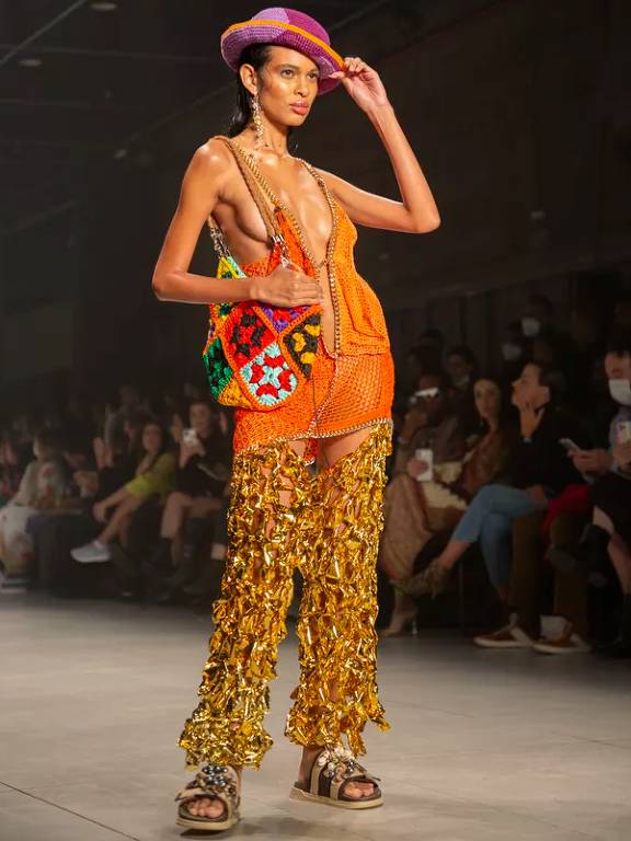 Modelo veste peça da Ponto Firme, do estilista Gustavo Silvestre em desfile da SPFW 