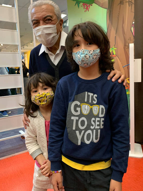 Os estudantes Jun Oliva Palma, 8, e Nara Oliva Palma, 5, com Mauricio de Sousa, criador da Turma da Mônica, em São Paulo