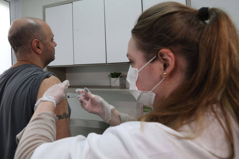 Vacinação contra Covid em farmácias começa com baixa procura em SP