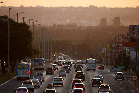 BRASILIA, DF,  BRASIL,  07-06-2022, 12h00: Índice Folha de Mobilidade Urbana. Questões sobre mobilidade urbana em Brasília, DF. Na foto, trânsito pesado na EPTG, uma das principais avenidas que liga a região central da cidade às regiões administrativas de Águas Claras, Taguatinga e Ceilândia. (Foto: Pedro Ladeira/Folhapress, COTIDIANO) ***ESPECIAL*** ***EXCLUSIVO***