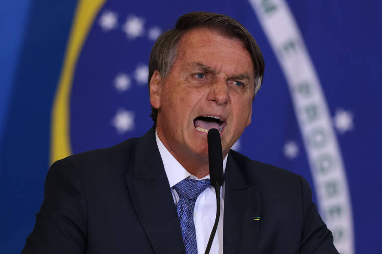 O presidente Jair Bolsonaro discursa aos gritos contra o STF no Palácio do Planalto
