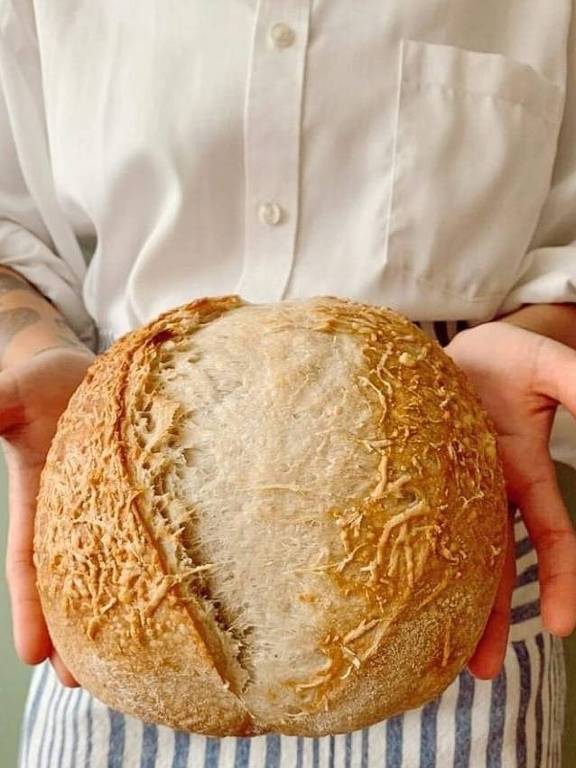 Pão de azeite com crosta de parmesão da Farinha, de Raquel Leal, que abre junto com o bar Bandeira Bandeira na Barra Funda