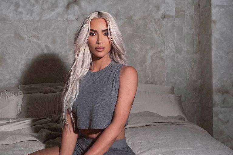 Baile de Máscaras? Kim Kardashian escolhe modelo excêntrico para trabalhar