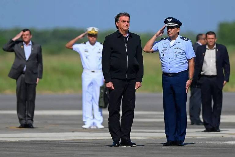 No New York Times, Jair Bolsonaro é saudado por militares em abril