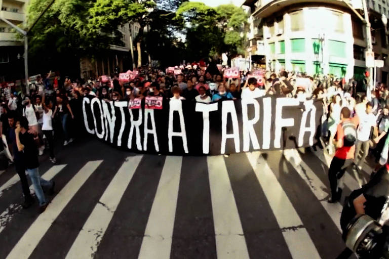 Imagem de protesto de Junho de 2013 no doc 'O Começo do Avesso'