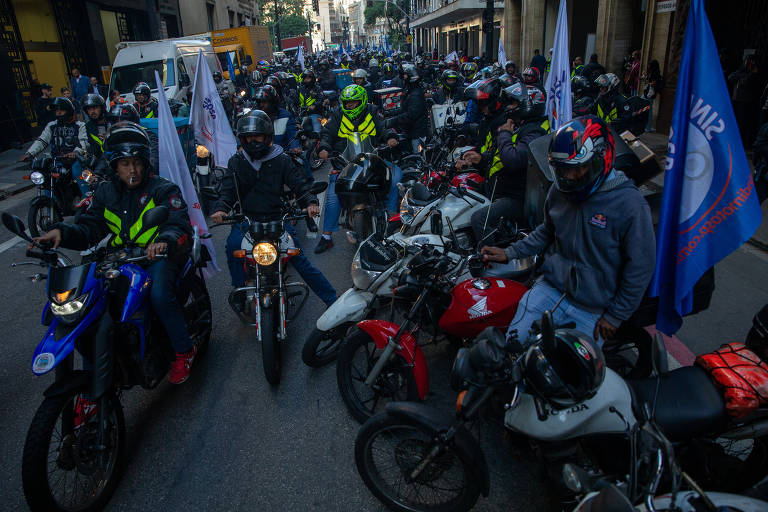 Motoboys fazem protesto pela padronização de entregadores nas ruas de São Paulo