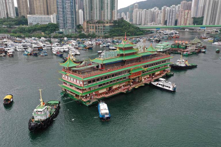 Tradicional restaurante flutuante de Hong Kong afunda no Mar do Sul da China