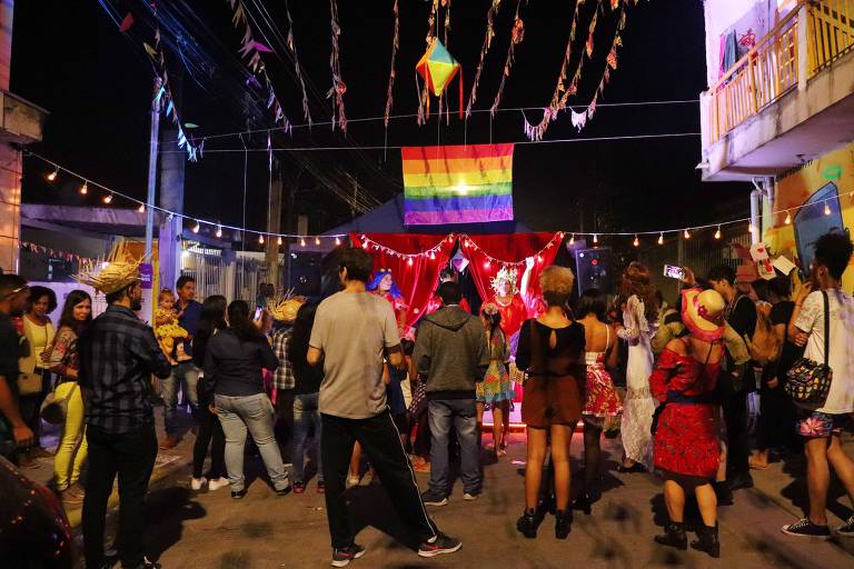 Festa junina faz mistura de drag queens e forró na zona leste de SP