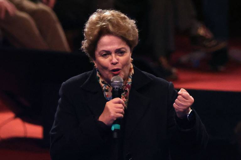 dilma rousseff fala ao microfone e gesticula