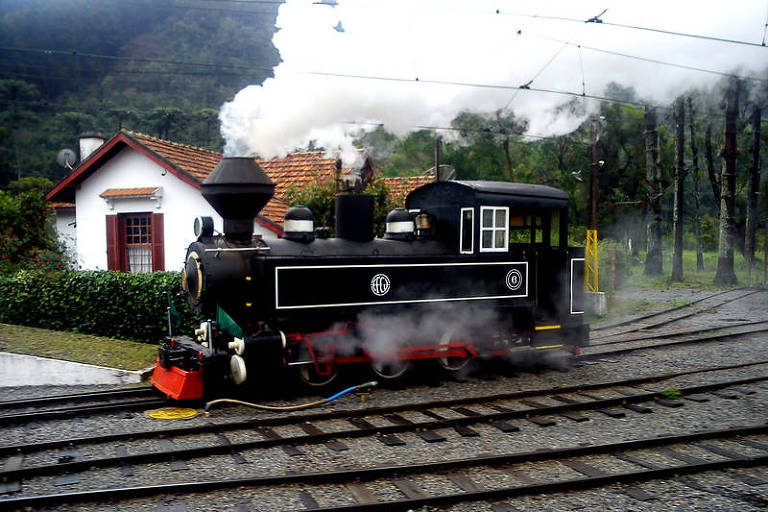 Maria-fumaça volta aos trilhos após 7 anos em Campos do Jordão