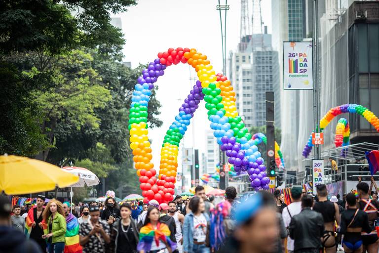 Balões nas cores do movimento LGBT