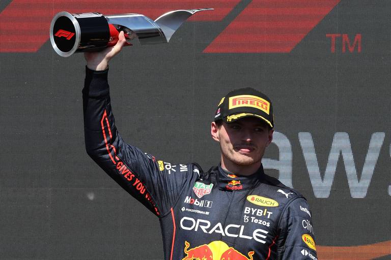 Max Verstappen no pódio após a vitória no GP do Canadá