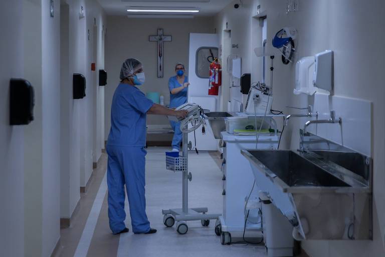 Equipe médica durante tratamento de paciente com Covid na UTI do Hospital Universitário São Francisco, em Bragança Paulista