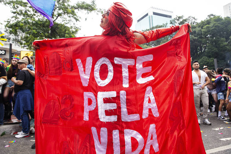 Parada LGBT+ tem manifestações políticas