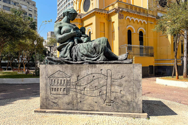 Escultura de mulher negra amamentando