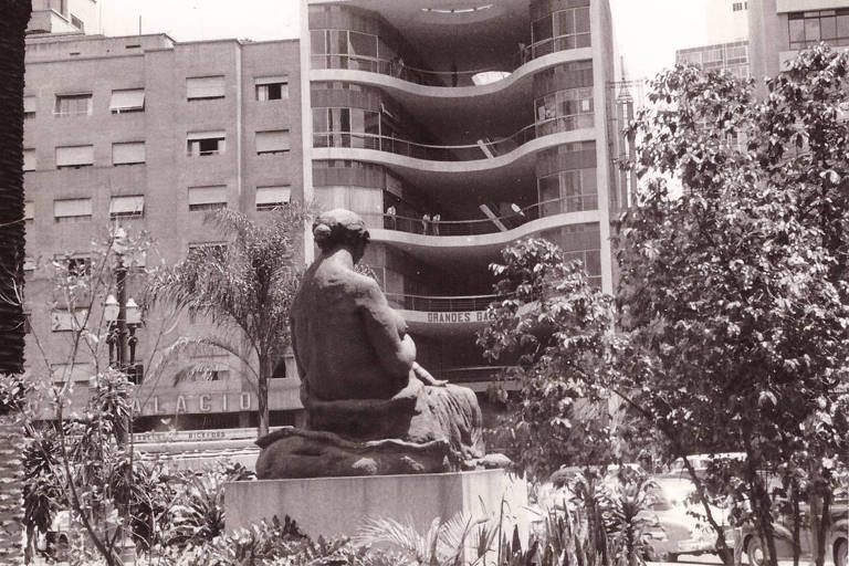 Escultura de mulher negra amamentando