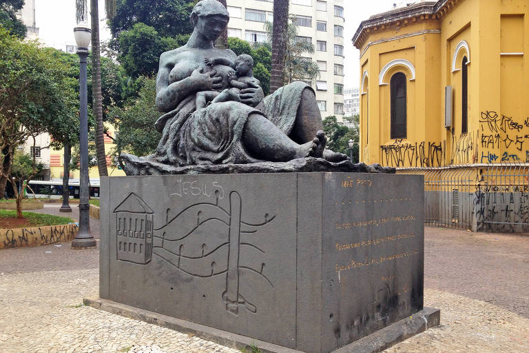 Monumento Mãe Preta, obra do escultor Júlio Guerra
