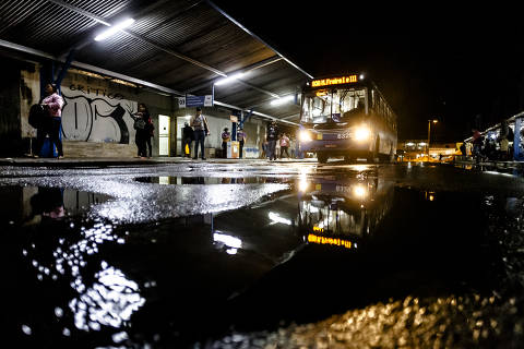 ARACAJU, SE, BRASIL.- 30.05.2022 - Materia especial sobre mobilidade urbana sustentavel. Terminal Maracaju no bairro Santos Dumont numa das periferias da cidade. O asfalto com serios problebas de buracos e muita confusão no embarque dos usuários. Muito onibus em pessimo estado.  - (foto: Rubens Cavallari/Folhapress,Cotidiano) * * * EXCLUSIVO * * *