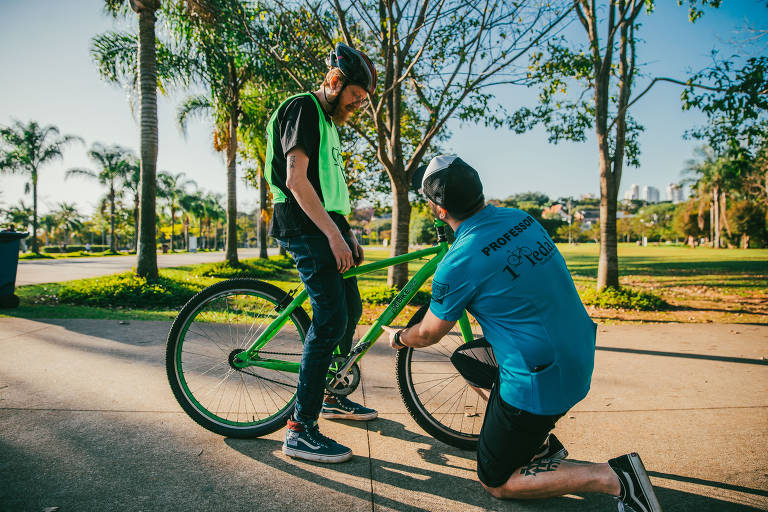 Veja como é a primeira aula de quem quer aprender a pedalar