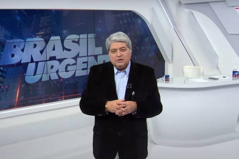 O apresentador José Luiz Datena ao anunciar na TV nesta quinta-feira (30) sua desistência de concorrer ao Senado em 2022