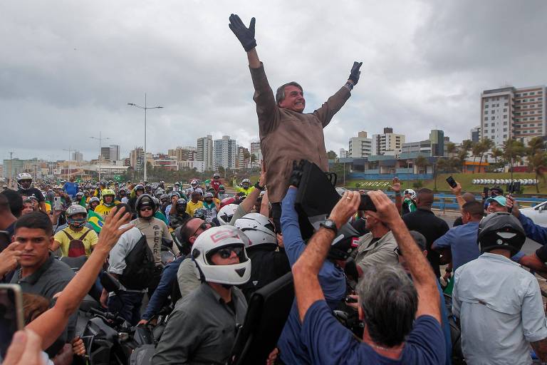 Bolsonaro participa de motociata com apoiadores no 2 de Julho em Salvador