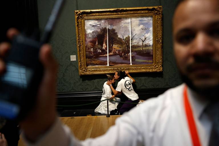 Ativistas cobrem quadro em museu de Londres com paisagem apocalíptica