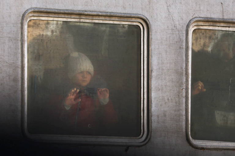 Refugiada ucraniana em trem na cidade de Lviv, na fronteira com a Polônia