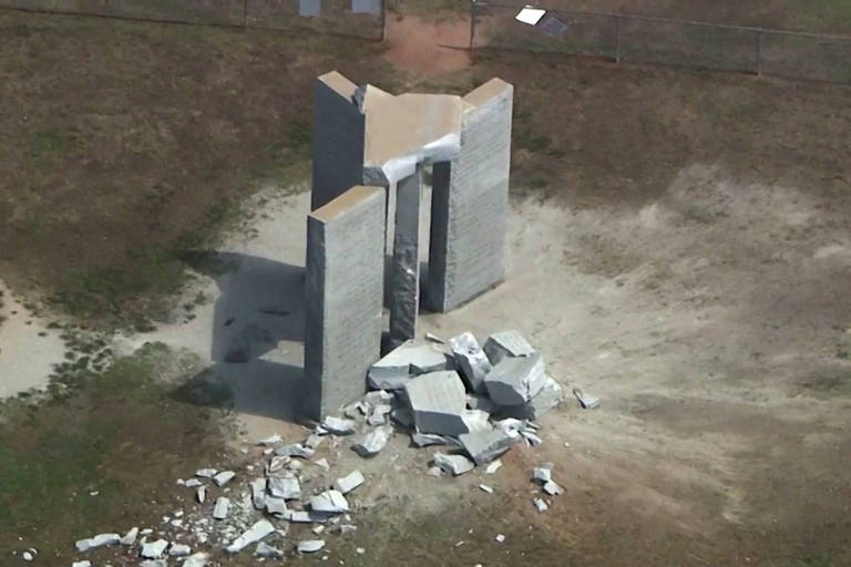 Bomba destrói monumento visto como satânico por conservadores cristãos nos EUA