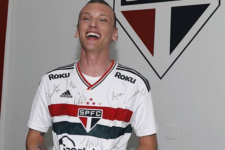 Vecna de 'Stranger Things', ator Jamie Bower vê jogo do São Paulo e veste camisa