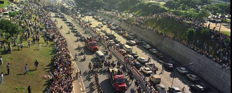 Multidão acompanha cortejo fúnebre do piloto Ayrton Senna da Silva