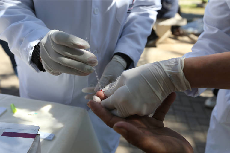 Equipe de Consultório de Rua de São Paulo coleta sangue de morador em condição de rua para teste rápido de HIV, Sífilis e Hepatite