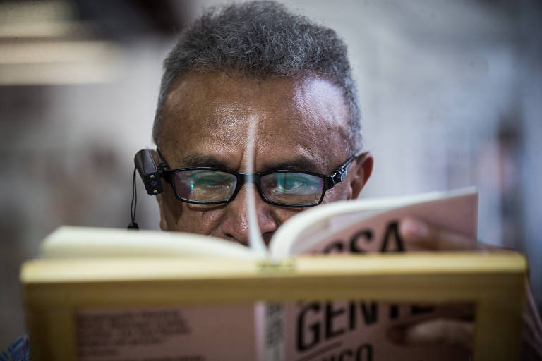 Biblioteca pública de SP dispõe de óculos especial que permite que cego leia 'Os Sertões'