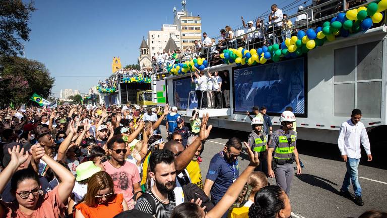 Fiéis acompanham a Marcha para Jesus, que volta às ruas depois de três anos, com concentração na Estação da Luz, passando pelo corredor das avenidas Tiradentes e Santos Dumont e termina na Praça Campo de Bagatelle, zona norte de São Paulo; evento religioso teve a presença do presidente Jair Bolsonaro 