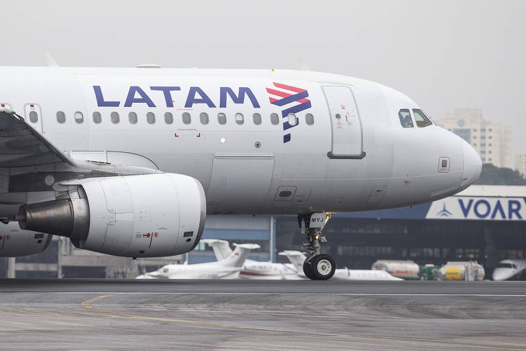 Avião da Latam parado em aeroporto.